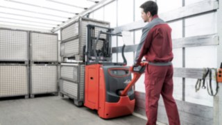 Das Lastschutzgitter schützt Fahrer und Ladung. Das Lastschutzgitter schützt Fahrer und Ladung.