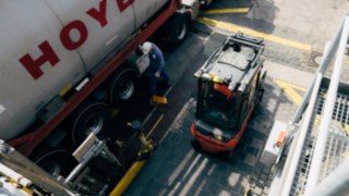 Ein Linde-Stapler in Ex-Schutz-Ausführung steht neben einem Tanklastzug mit Chemikalien. Ein Linde-Stapler in Ex-Schutz-Ausführung steht neben einem Tanklastzug mit Chemikalien.
