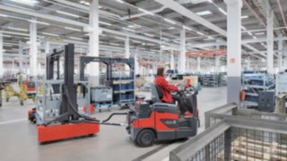 Montagelinienversorgung durch einen Routenzug von Linde Material Handling