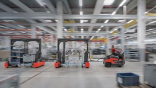 Routenzüge von Linde Material Handling transportieren verschiedene Arten von Gütern auf einmal.