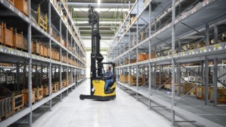 Linde Schubmaststapler in gelb lackierter Ausführung