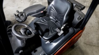 Erneuerter Fahrerarbeitsplatz nach Aufbereitungsprozess eines Linde Gebrauchtstaplers