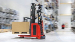 Mit fahrerlosen Transportsystemen (FTS) lässt sich das Unfallrisiko deutlich reduzieren. Ein fahrerloses Transportsystem (FTS) transportiert Waren durch ein Lager.