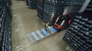 Das Assistenzsystem Linde Reverse Assist Radar erkennt einen Fußgänger im rückwärtigen Fahrbereich des Staplers. Das Assistenzsystem Linde Reverse Assist Radar erkennt einen Fußgänger im rückwärtigen Fahrbereich des Staplers.