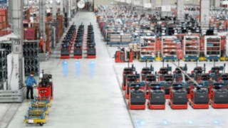 Linde Kommissioniergeräte sind mit unterschiedlichen Energiesystemen erhältlich Kommissionierer von Linde Material Handling in einer Lagerhalle