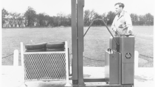 Älteres Lagergerät von Lansing Älteres Lagergerät von Lansing, die 1989 von Linde Material Handling gekauft wurden