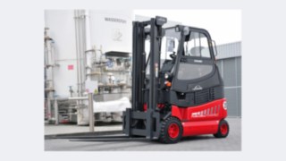 Linde Stapler mit Brennstoffzellen-Antrieb Linde Stapler mit Brennstoffzellen-Antrieb vor einem Wasserstof-Tank