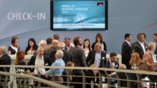 World of Material Handling Messe in 2016 Check In Schalter mit Menschen auf der World of Material Handling Messe in 2016