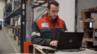 Ein Mitarbeiter des Linde Material Handling-Händlers Suffel betreut die Reinheimer Grass GmbH. 