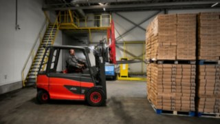 Linde Elektrostapler besitzen die Kraft, Ausdauer und Robustheit, um auch unter den harten Einsatzbedingungen in Hafenanlagen und Kühlhäusern maximale Leistung zu erbringen. Elektrostapler E40 setzt im Lager von P&P Ware ab.