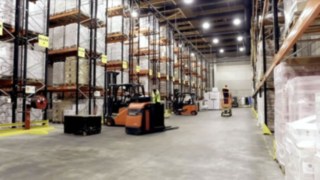 SICSOE ist vom Fenwick-Linde Mietservice überzeugt.  Stapler im Lager von SICSOE im Einsatz