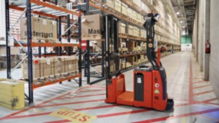 Autonomer L-MATIC AC Hochhubwagen von Linde Material Handling in Betrieb bei Schneider Electric