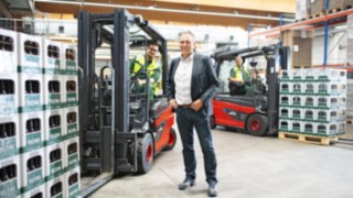 Mitarbeiter der Brauerei Veltins mit den E-Staplern E30 von Linde Material Handling