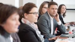 Linde Mitarbeiter hören Vortrag zu Linde Mitarbeiter hören Vortrag zu