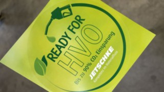 Aufkleber mit Text: Ready for HVO - Bis zu 90 % CO2-Einsparung