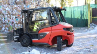 Gabelstapler von Linde beim Transport von Wertstoffen 