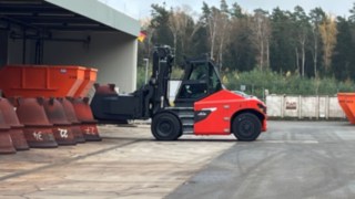 Ein großer roter Stapler seitlich fotografiert