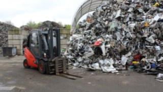 Linde Gabelstapler neben einem Wertstoffhaufen bei Melor 