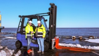 Blauer Linde Stapler bei Cuxport im Einsatz