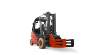 Über den Mietservice von Jetschke können auch verschiedene Anbaugeräte wie die Ballenklammer gemietet werden.